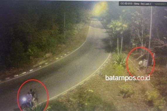Tiga Pemuda Ini Terekam CCTV Berbuat Aksi Tak Terpuji, Lihat Tuh Fotonya - JPNN.COM