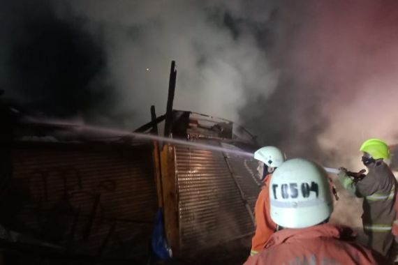 Dua Kios di Jakarta Timur Terbakar, Ada Ledakan - JPNN.COM