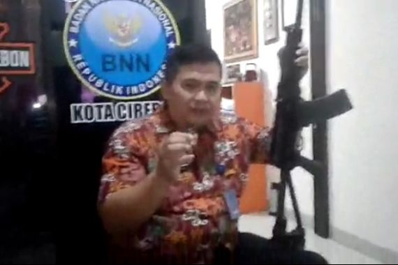 AKBP Yaya Ancam Tembak Kepala Bandar Narkoba dengan Senpi Ini, Terkena 1 Peluru Bisa Hancur - JPNN.COM