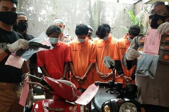 Demi Foya-foya, 4 Pria ini Nekat Curi Sepeda Motor, Sudah 15 Kali - JPNN.COM