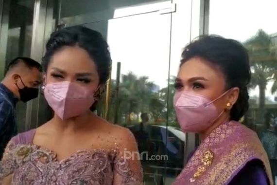 Sambil Menangis, Krisdayanti Sampaikan Permintaan Mendalam kepada Aurel - JPNN.COM