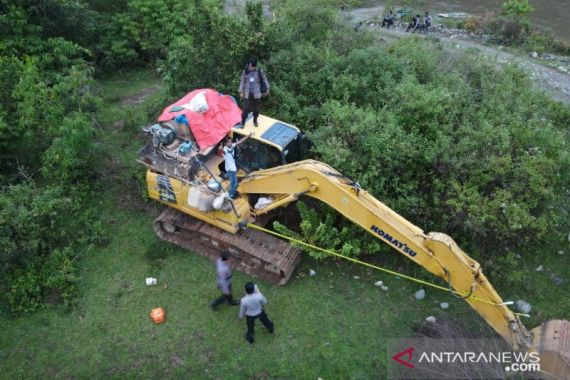 AKBP Irwan: 5 Ekskavator Ini Disembunyikan di Semak-semak - JPNN.COM