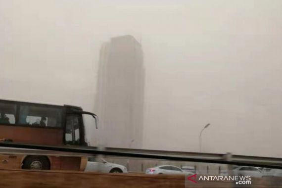 Beijing Diselimuti Kabut Kuning, Jarak Pandang Terbatas, Udaranya Tidak Sehat - JPNN.COM