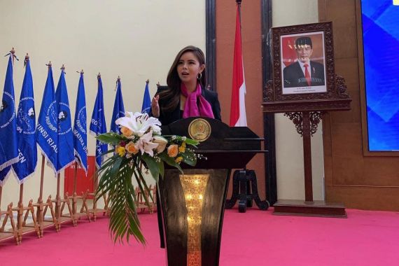 Pemimpin Partai Brexit Inggris Apresiasi Karya Politikus Indonesia Jessica N Widjaja - JPNN.COM