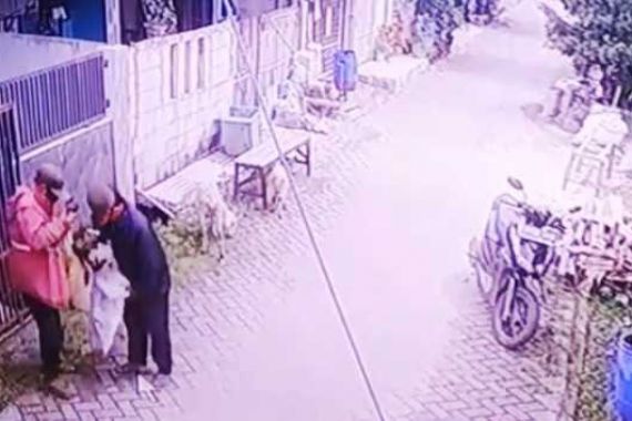 2 Orang Ini Memasukkan Sesuatu ke Karung, Beraksi Siang Bolong, Terekam CCTV - JPNN.COM