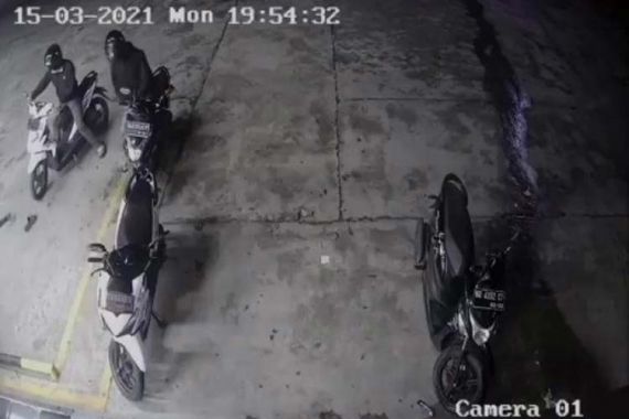 Aksi Dua Pelaku Curanmor Terekam CCTV saat Beraksi, Lihat Tuh Fotonya - JPNN.COM