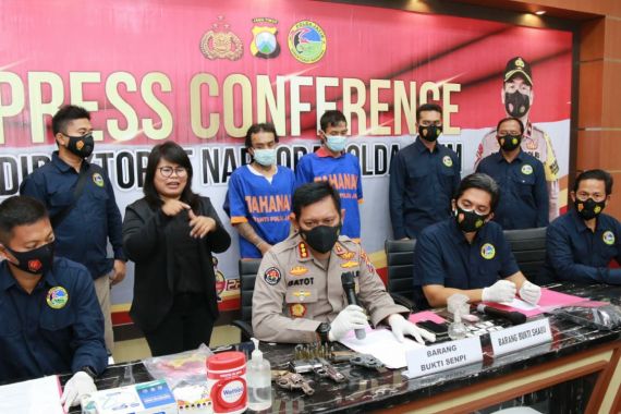 KD Ketahuan Simpan 2 Senpi Revolver, Begini Pengakuannya kepada Polisi - JPNN.COM