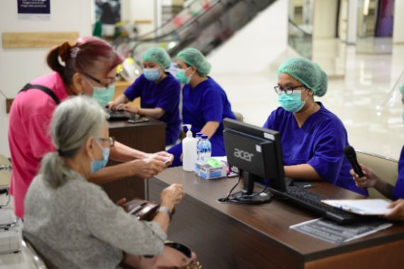 Bersinergi dengan Danone Indonesia, Siloam Hospitals Yogyakarta Sukseskan Vaksinasi Lansia - JPNN.COM