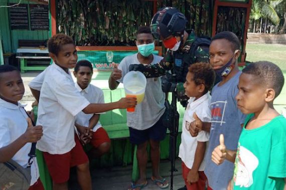 Prajurit TNI Bagikan Minuman Sehat Bergizi Untuk Anak-Anak Papua - JPNN.COM