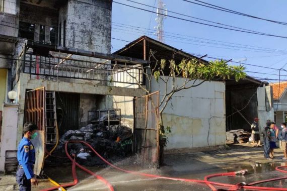 Toko Plastik di Semarang Terbakar, Tubuh Erni Ditemukan di Bawah Tangga - JPNN.COM