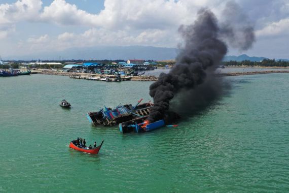 Kejaksaan Musnahkan 2 Kapal Malaysia yang Terlibat Kasus Penangkapan Ikan Ilegal di Aceh - JPNN.COM