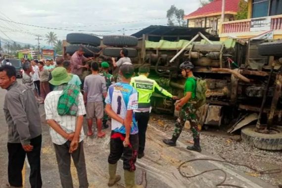 Hilang Kendali, Truk Terguling Lalu Menghantam Pengendara Motor, 2 Orang Tewas - JPNN.COM