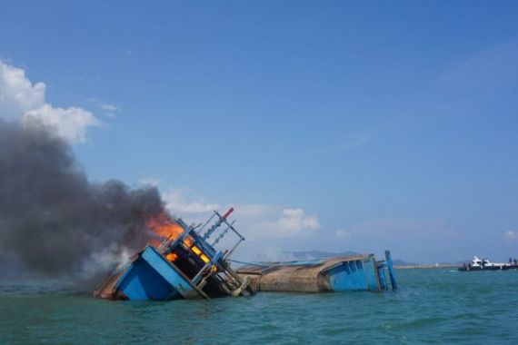 Lihat, Kapal Pencuri Ikan Berbendera Malaysia Ditenggelamkan, Dua Sekaligus - JPNN.COM