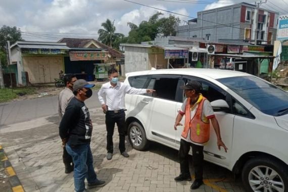 Mobil Kepala Sekolah Dibobol Bandit Pecah Kaca, Uang Rp 100 Juta Raib - JPNN.COM