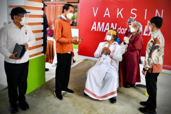 Harapan Jokowi Usai Tinjau Vaksinasi Massal Guru di Makassar - JPNN.COM