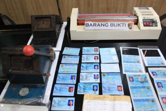 Polres Pelabuhan Tanjung Priok Tangkap Pelaku Pemalsuan E-KTP - JPNN.COM