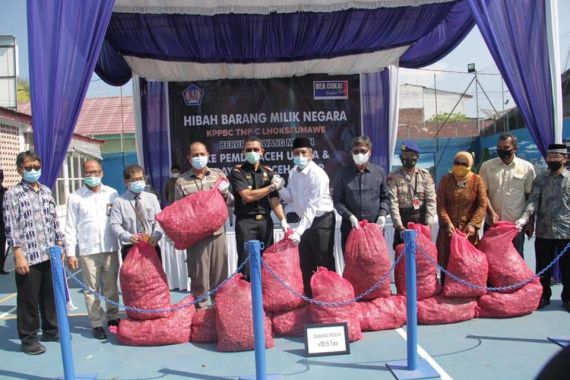 Bea Cukai Lhokseumawe Hibahkan 17,5 Ton Bawang Merah - JPNN.COM