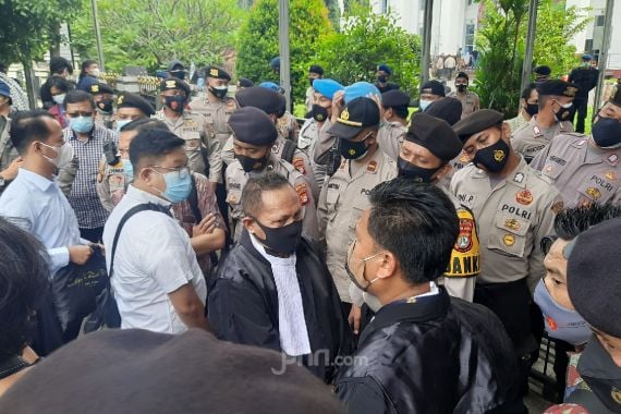 Pendukung Habib Rizieq Sudah Berkumpul, Pengacara Tak Bisa Masuk, Ada Neno Warisman - JPNN.COM