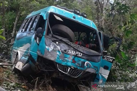 Bus Wisata Masuk Jurang, 2 Warga Meninggal, 13 Luka-luka - JPNN.COM