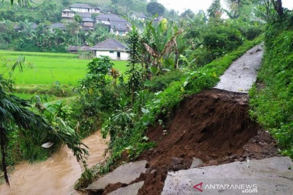 Longsor dan Banjir Terjang Cianjur - JPNN.COM