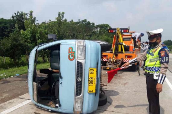 Angkot Sarat Penumpang Kecelakaan di Tol Cipali, 5 Orang Luka Berat - JPNN.COM