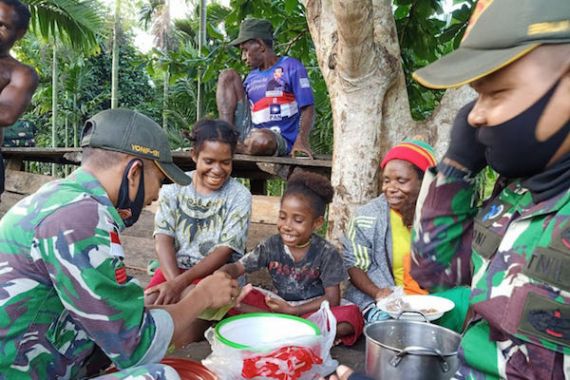Keren, Prajurit TNI Ajari Mama-Mama di Papua Tentang Cara Membuat Kue - JPNN.COM