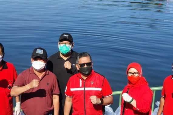 Air Waduk Rawa Lindung Tercemar Limbah, Aksi PDIP Tebar Benih Ikan Dipindah - JPNN.COM