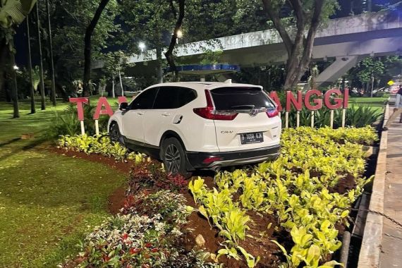 Mobil Honda CRV Oleng di Jalan Jenderal Sudirman, Begini Jadinya - JPNN.COM