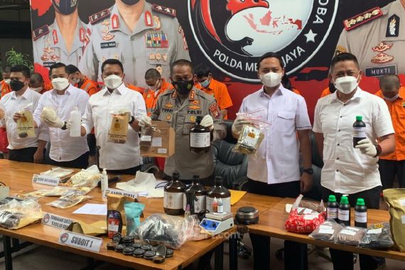 Polisi Bongkar Pabrik Tembakau Gorila di Jaktim, Tujuh Orang Ditangkap - JPNN.COM