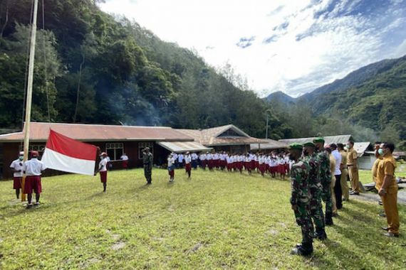 Satgas TNI Menumbuhkan Nasionalisme Kepada Siswa di Papua, Begini Contohnya - JPNN.COM