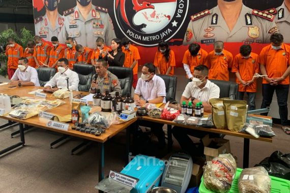 Polda Metro Jaya Tangkap Produsen dan Kurir Penjual Tembakau Sintetis - JPNN.COM