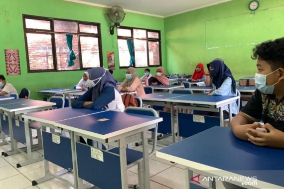 Sekolah di Bekasi Gelar Pembelajaran Tatap Muka, Setiap Kelas Hanya Diisi 16 Siswa - JPNN.COM