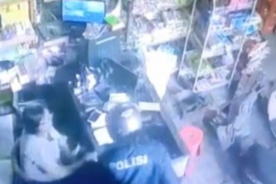 Toko Sembako Dirampok, Pelaku Pakai Jaket Bertuliskan Polisi - JPNN.COM