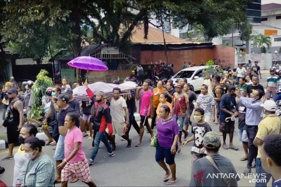 Ratusan Massa Mengiringi Jenazah HBGS, Aktivitas Manokwari Sempat Lumpuh - JPNN.COM