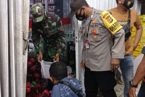 Aksi Teror Bom Molotov di Aceh Utara Terekam CCTV, Dua Pelaku Masih Diburu Polisi - JPNN.COM