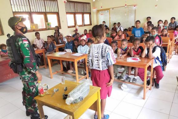 Personel Yonif 131/Braja Sakti Menghibur Anak-anak Papua dengan Atraksi Sulap - JPNN.COM