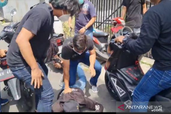 Detik-detik Penangkapan Pelaku Jambret Nenek 63 Tahun di Taman Sari - JPNN.COM