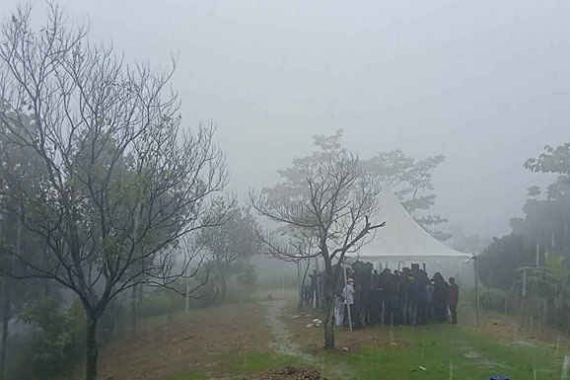 Angin Kencang, Petir, dan Hujan Deras Turun Saat Konferensi Pers Demokrat Versi KLB di Bogor - JPNN.COM