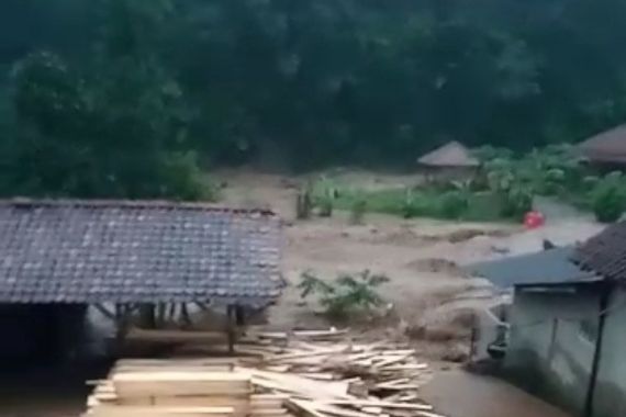 Seperti Ini Dahsyatnya Banjir di Sumedang, Sawah, Vila, dan Rumah Tersapu Air - JPNN.COM