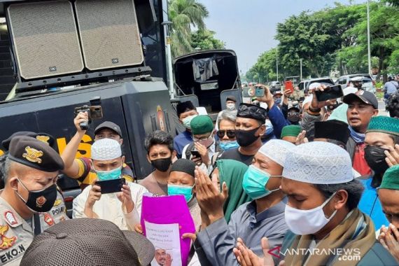 Situasi di PN Jaktim Sempat Memanas, Sejumlah Pendukung Habib Rizieq Diamankan - JPNN.COM
