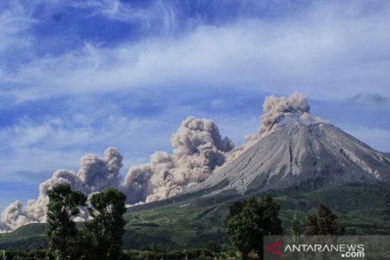 Erupsi Lagi, Gunung Sinabung Luncurkan Awan Panas dengan Jarak 1.000 Meter - JPNN.COM