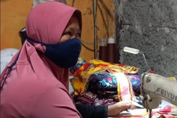 Kisah Bu Sulastri, dari Penjaja Opak Keliling Kampung Kini Sukses Kembangkan Usaha Jahit - JPNN.COM