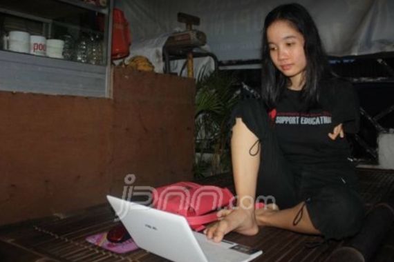 Putri Herlina, Gadis tanpa Tangan Pengasuh Anak-Anak yang 'Dibuang' - JPNN.COM