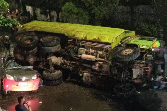 Truk Terjun Bebas dari Flyover Slipi, Menimpa Mobil, Lihat Nih Fotonya - JPNN.COM