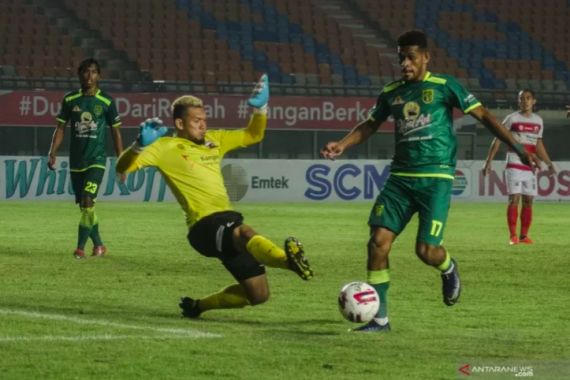 Aji Santoso Beber Kunci Kemenangan Persebaya atas Madura United - JPNN.COM