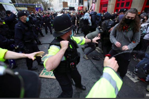 Demo soal RUU di Bristol Ricuh, Boris Johnson Dukung Kepolisian - JPNN.COM