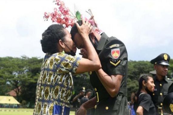 Tangis Haru Mewarnai Pelantikan 1.000 Bintara Orang Asli Papua - JPNN.COM