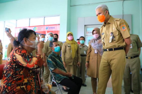 Ganjar Targetkan 24 Juta Guru di Jateng Terima Vaksin Covid-19 - JPNN.COM