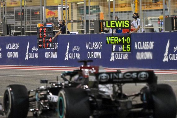 Kalahkan Verstappen, Hamilton Finis Pertama di GP Bahrain - JPNN.COM
