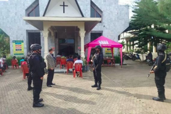 Aksi Bom Bunuh Diri di Gereja Katedral Makassar, Brimob Langsung Patroli ke Sejumlah Gereja di Lampung - JPNN.COM
